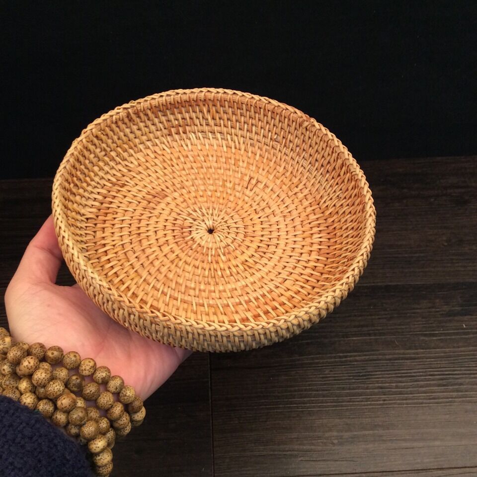 Delicate serving platter made of handcrafted rattan Acalora
