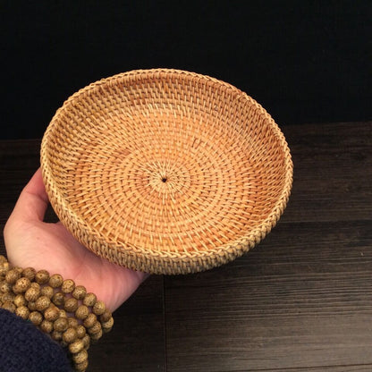 Delicate serving platter made of handcrafted rattan Acalora