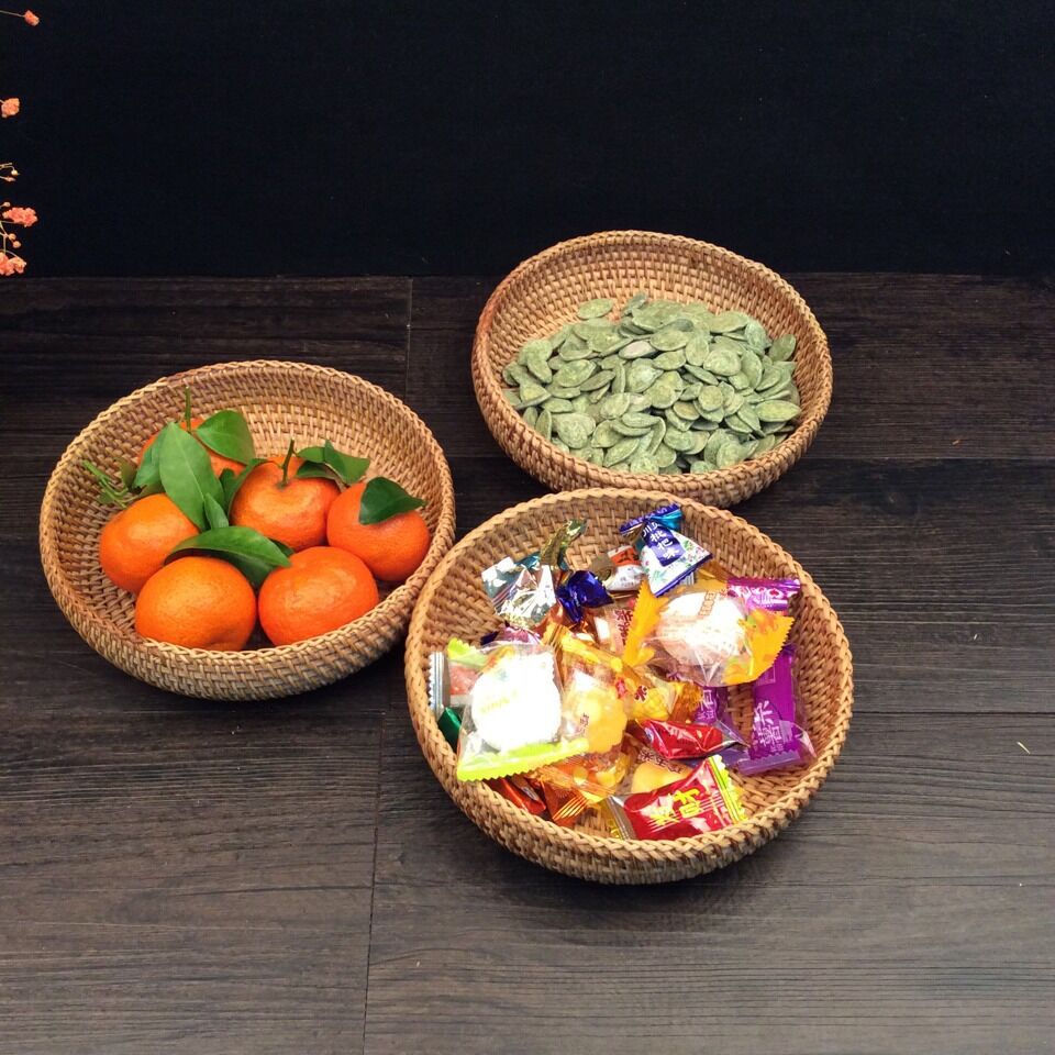 Delicate serving platter made of handcrafted rattan Acalora