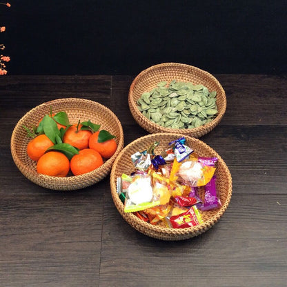 Delicate serving platter made of handcrafted rattan Acalora