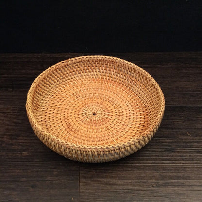 Delicate serving platter made of handcrafted rattan Acalora