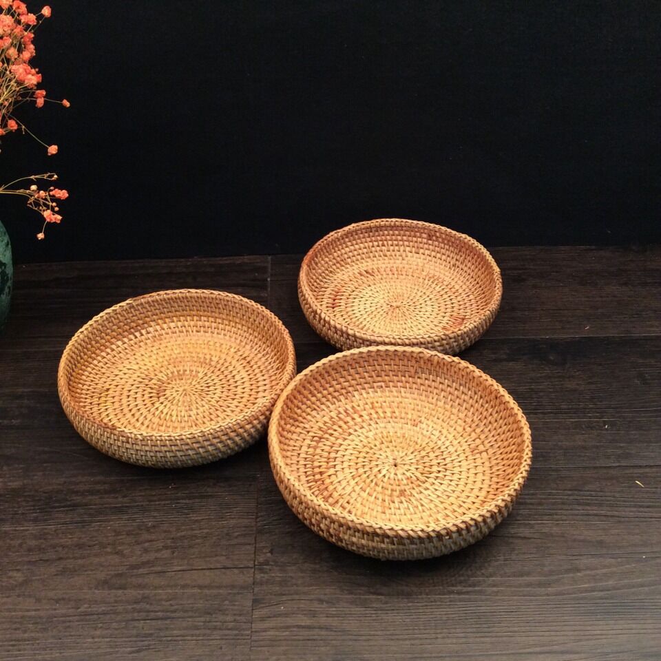 Delicate serving platter made of handcrafted rattan Acalora