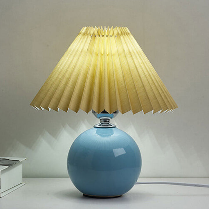 Nordic minimalist 1-light table lamp made of ceramic with pleats | Kalsten