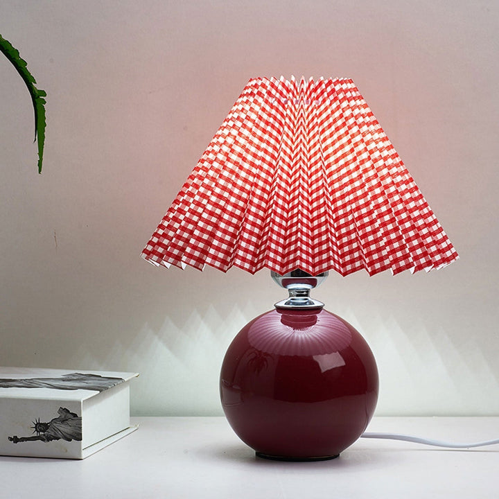 Nordic minimalist 1-light table lamp made of ceramic with pleats | Kalsten