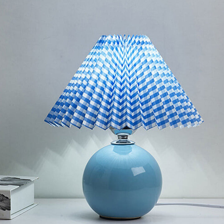 Nordic minimalist 1-light table lamp made of ceramic with pleats | Kalsten