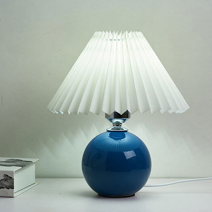 Nordic minimalist 1-light table lamp made of ceramic with pleats | Kalsten