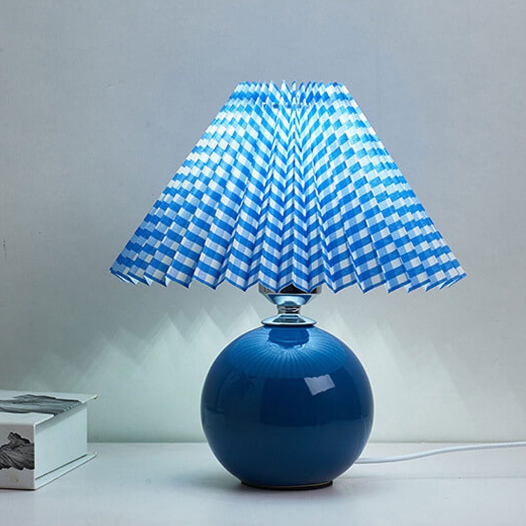 Nordic minimalist 1-light table lamp made of ceramic with pleats | Kalsten