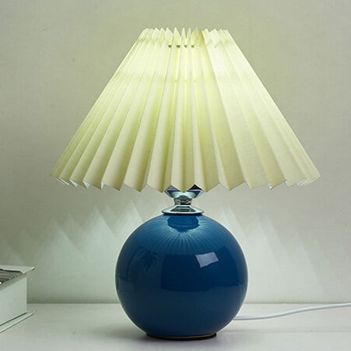 Nordic minimalist 1-light table lamp made of ceramic with pleats | Kalsten