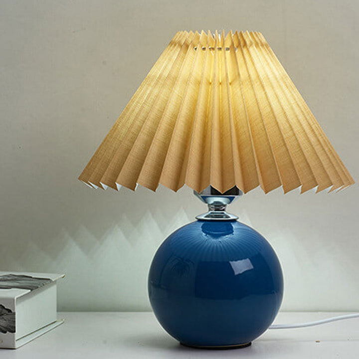 Nordic minimalist 1-light table lamp made of ceramic with pleats | Kalsten