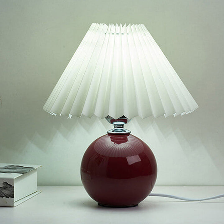 Nordic minimalist 1-light table lamp made of ceramic with pleats | Kalsten