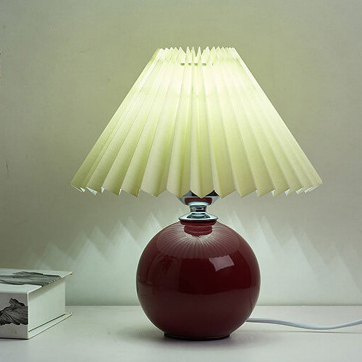 Nordic minimalist 1-light table lamp made of ceramic with pleats | Kalsten