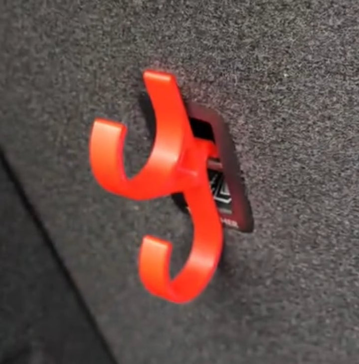 StormGrip — No more chaos in the car: Perfect order and dry feet at the touch of a button! | Kalsten