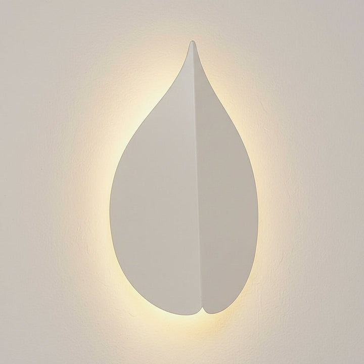 LED Wall Sconce – Leaf Shaped Geometric Iron Acrylic Black White (Integrated LED & 15x25cm) | Kalsten