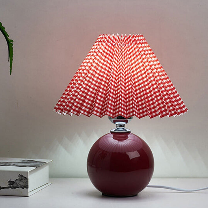 Nordic minimalist 1-light table lamp made of ceramic with pleats | Kalsten