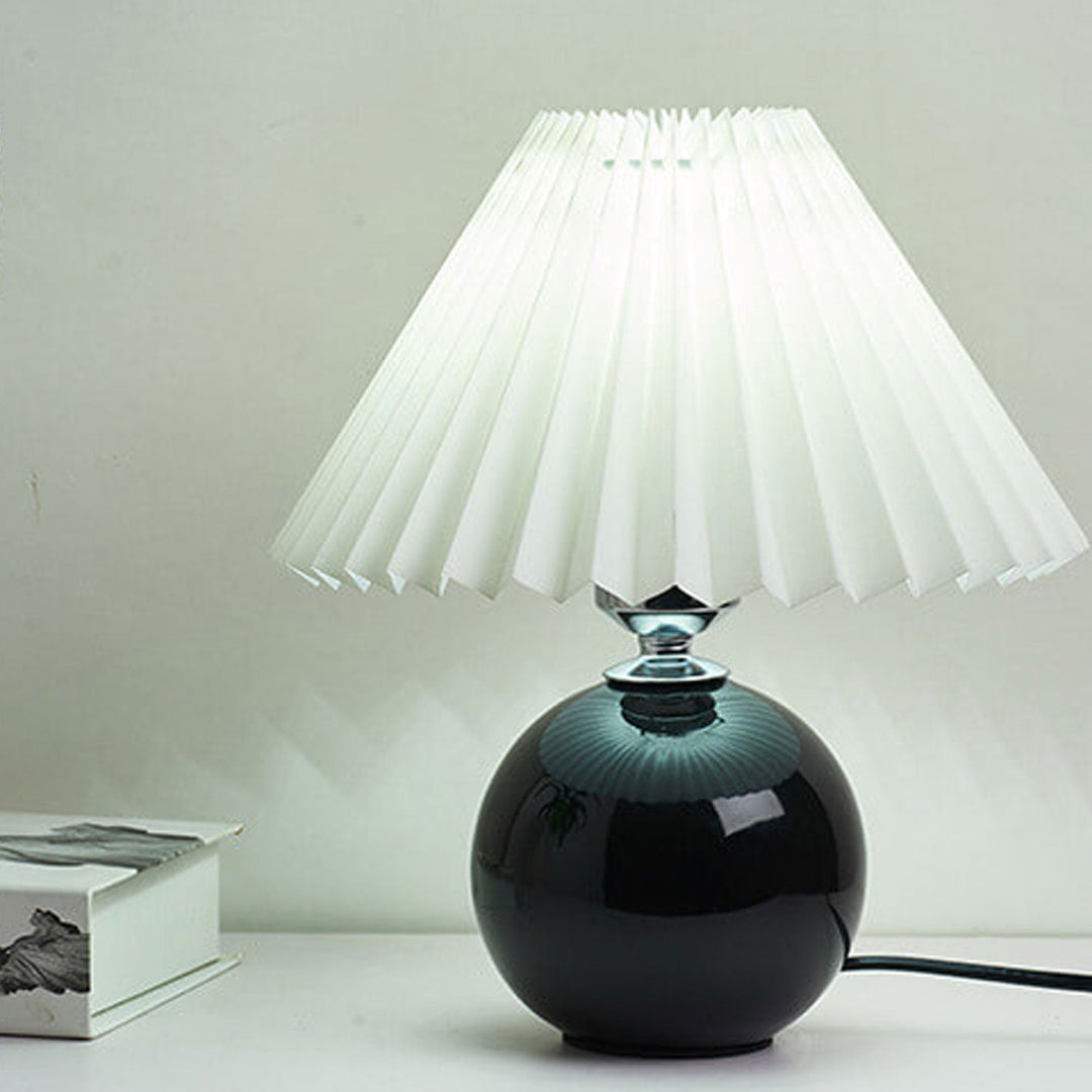 Nordic minimalist 1-light table lamp made of ceramic with pleats | Kalsten