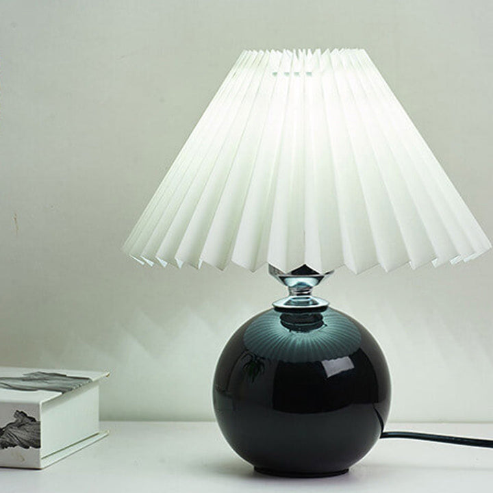 Nordic minimalist 1-light table lamp made of ceramic with pleats | Kalsten