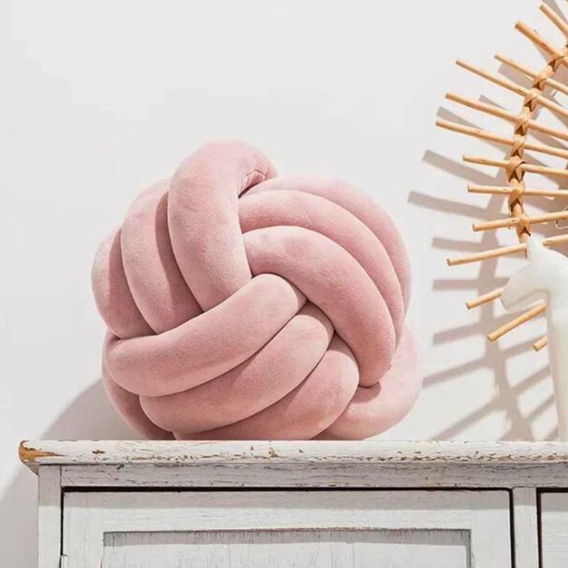 Kalsten | Scandinavian Knot Cushion made of Velvet