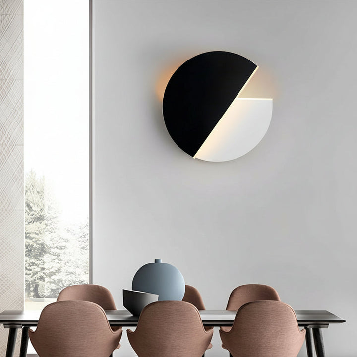 LED Wall Sconce – Circular 350° Rotatable Black Acrylic (Integrated LED & 23cm) | Kalsten