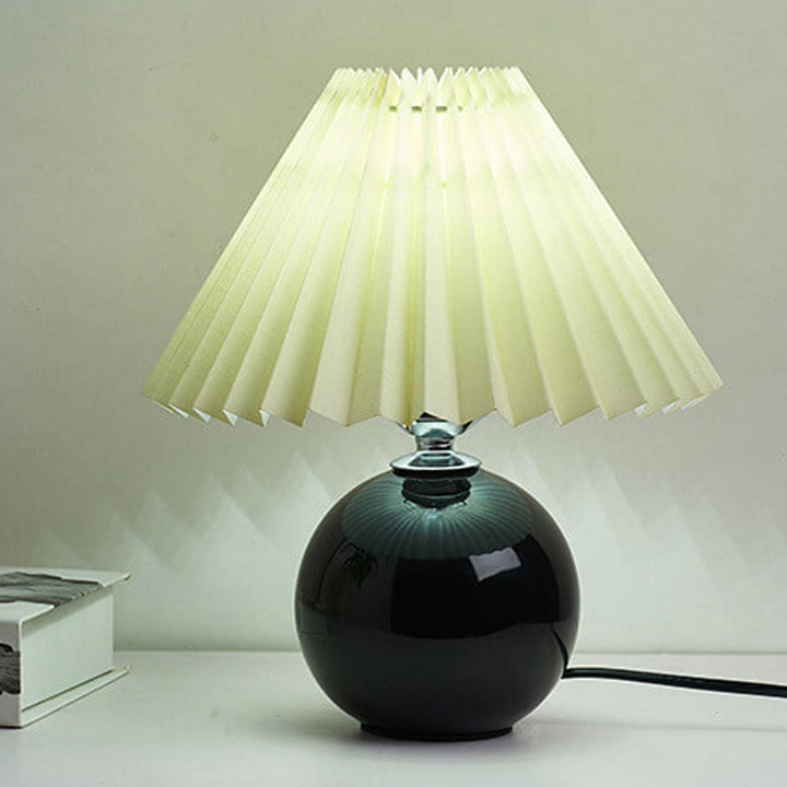 Nordic minimalist 1-light table lamp made of ceramic with pleats | Kalsten