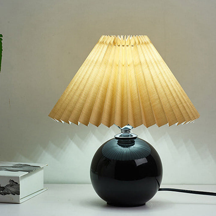 Nordic minimalist 1-light table lamp made of ceramic with pleats | Kalsten