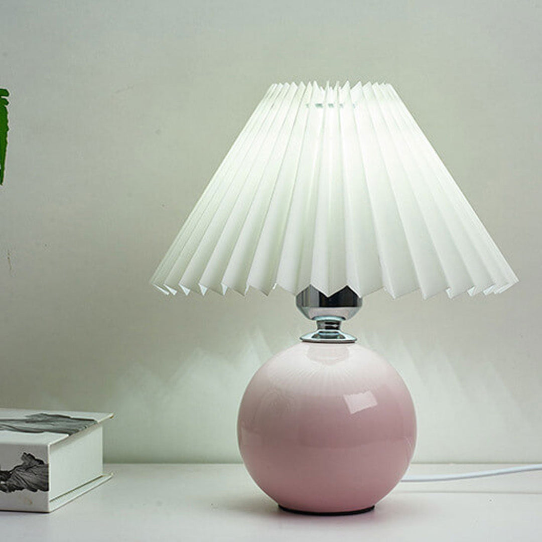 Nordic minimalist 1-light table lamp made of ceramic with pleats | Kalsten