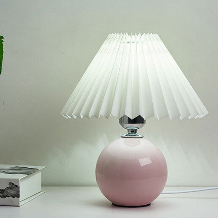 Nordic minimalist 1-light table lamp made of ceramic with pleats | Kalsten