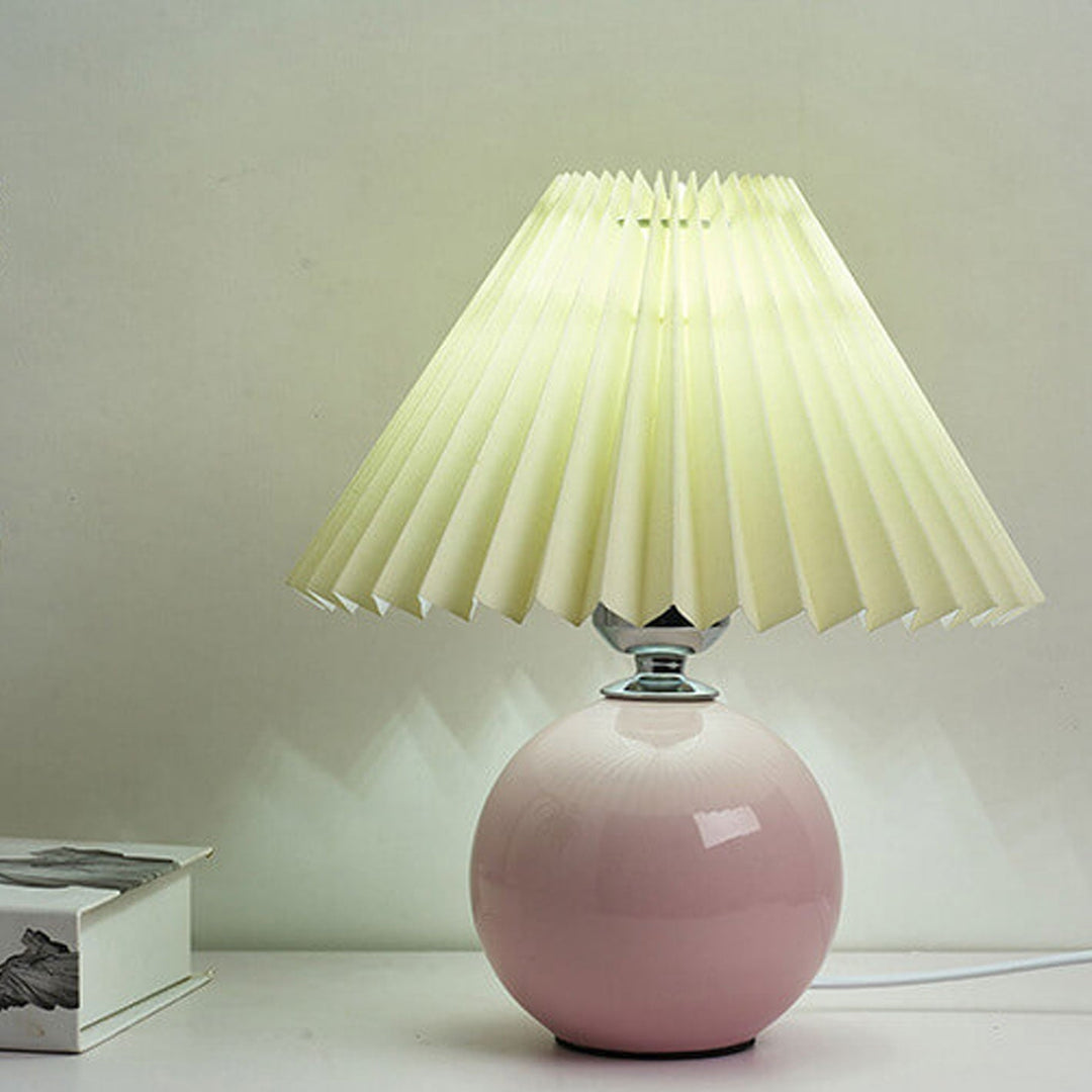 Nordic minimalist 1-light table lamp made of ceramic with pleats | Kalsten