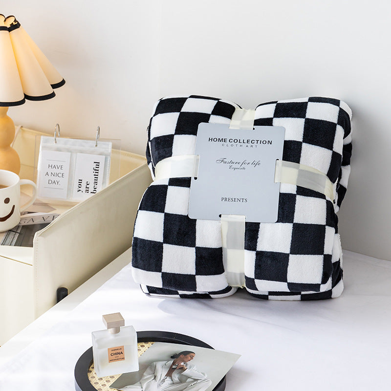 Kalsten | Stylish blanket in checkered pattern for your home