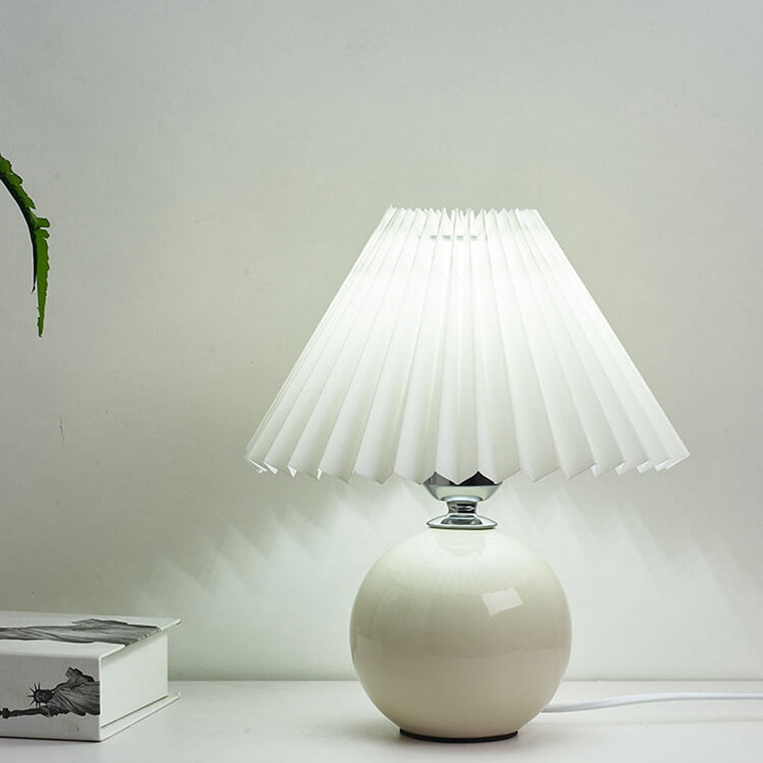 Nordic minimalist 1-light table lamp made of ceramic with pleats | Kalsten