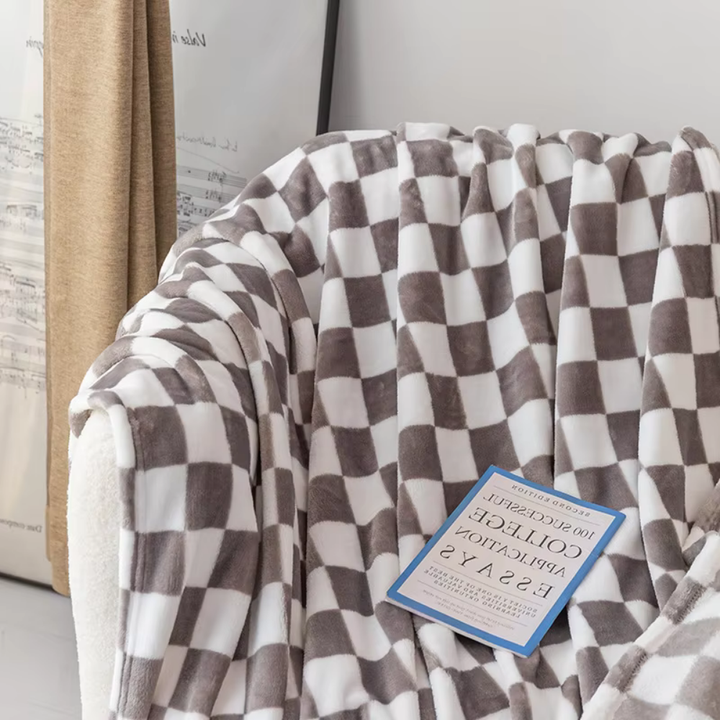 Kalsten | Stylish blanket in checkered pattern for your home