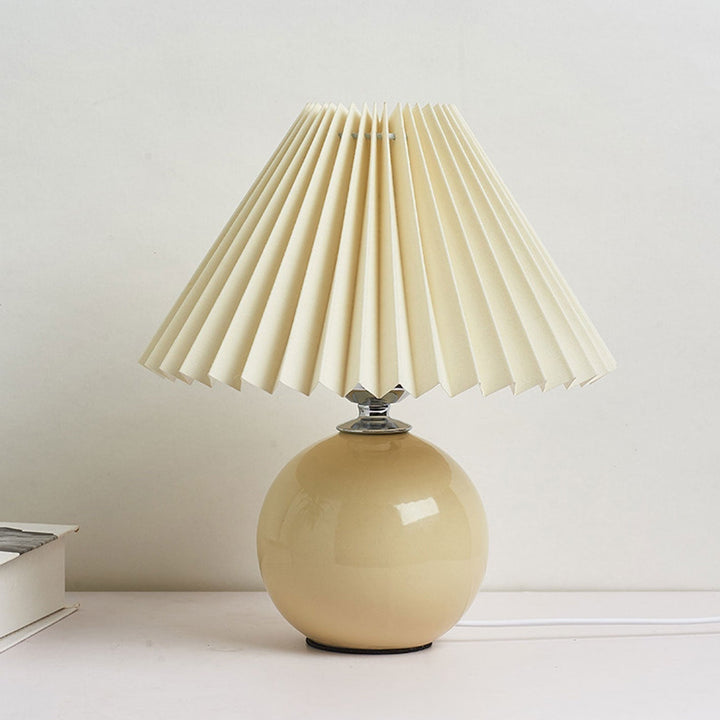 Nordic minimalist 1-light table lamp made of ceramic with pleats | Kalsten