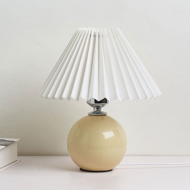 Nordic minimalist 1-light table lamp made of ceramic with pleats | Kalsten