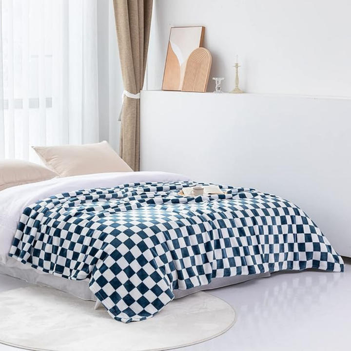 Kalsten | Stylish blanket in checkered pattern for your home
