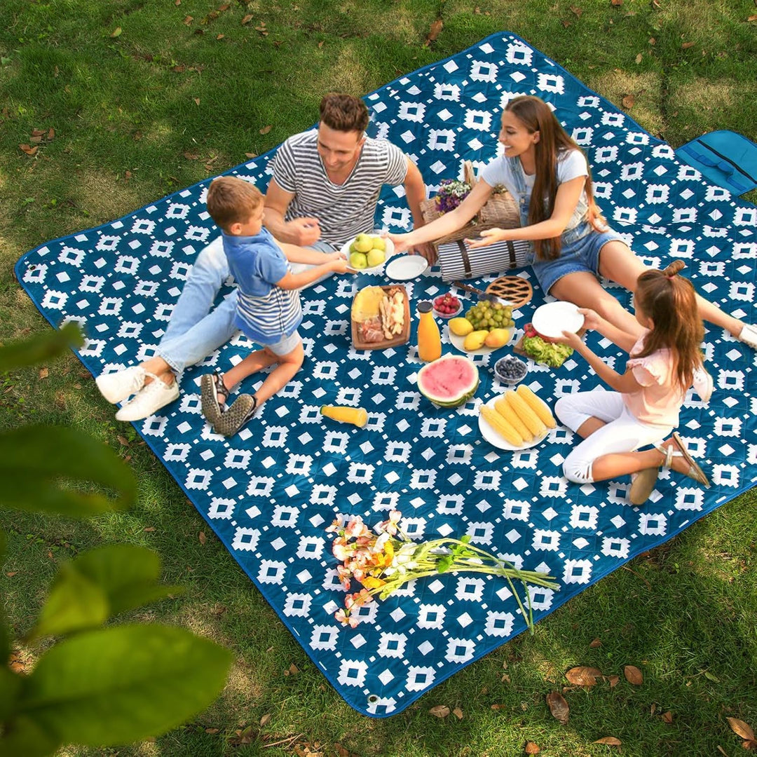 Kalsten | Extra Large Waterproof Picnic Blanket 200 × 200 cm with 3 Layers – MeadowRest