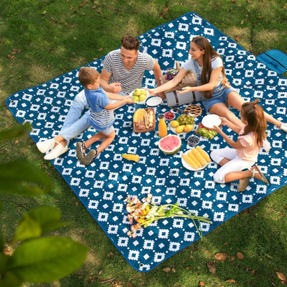 Extra large, waterproof picnic blanket 200 x 200 cm with 3 layers – MeadowRest