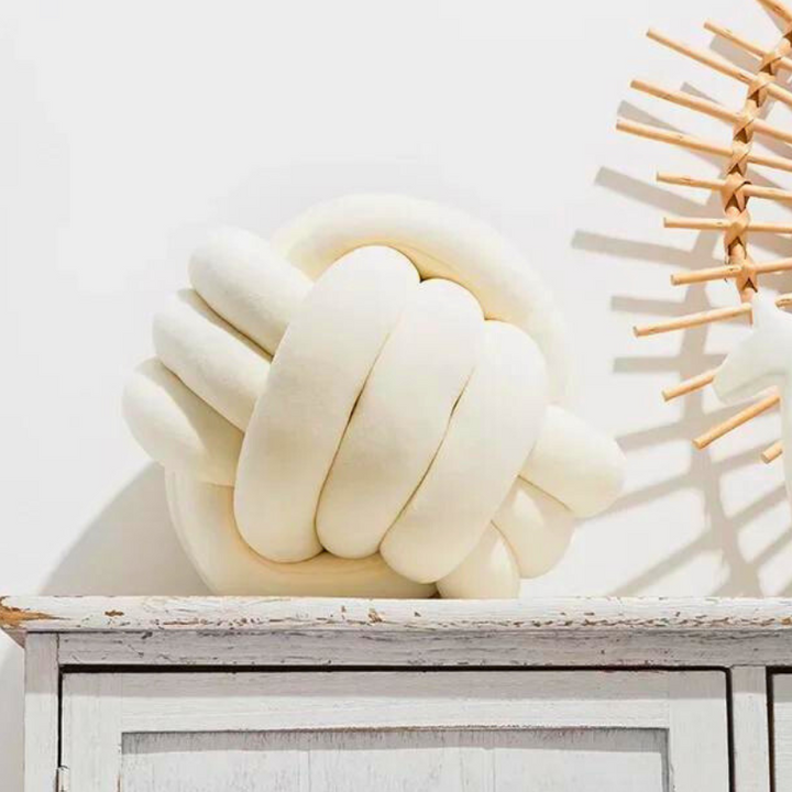 Kalsten | Scandinavian Knot Cushion made of Velvet