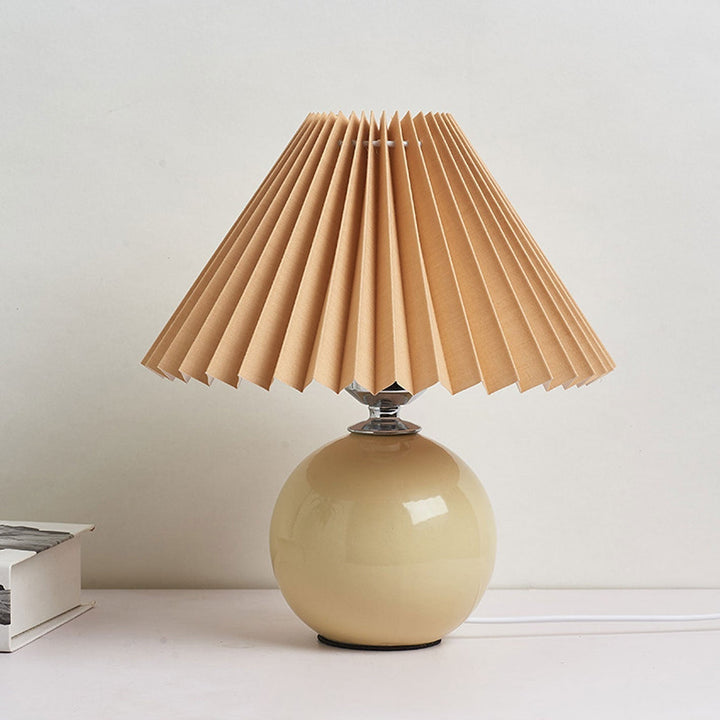 Nordic minimalist 1-light table lamp made of ceramic with pleats | Kalsten