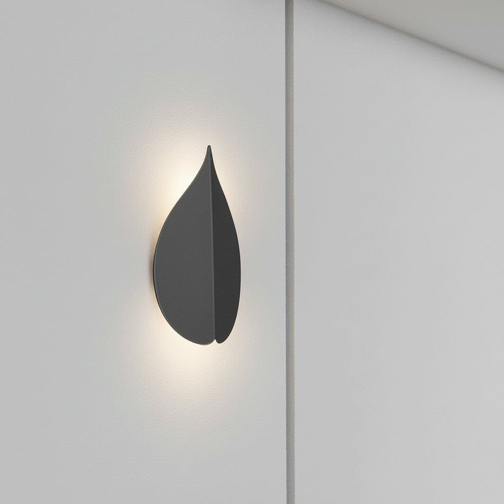 LED Wall Sconce – Leaf Shaped Geometric Iron Acrylic Black White (Integrated LED & 15x25cm) | Kalsten