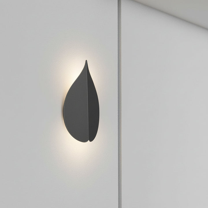 LED Wall Sconce – Leaf Shaped Geometric Iron Acrylic Black White (Integrated LED & 15x25cm) | Kalsten