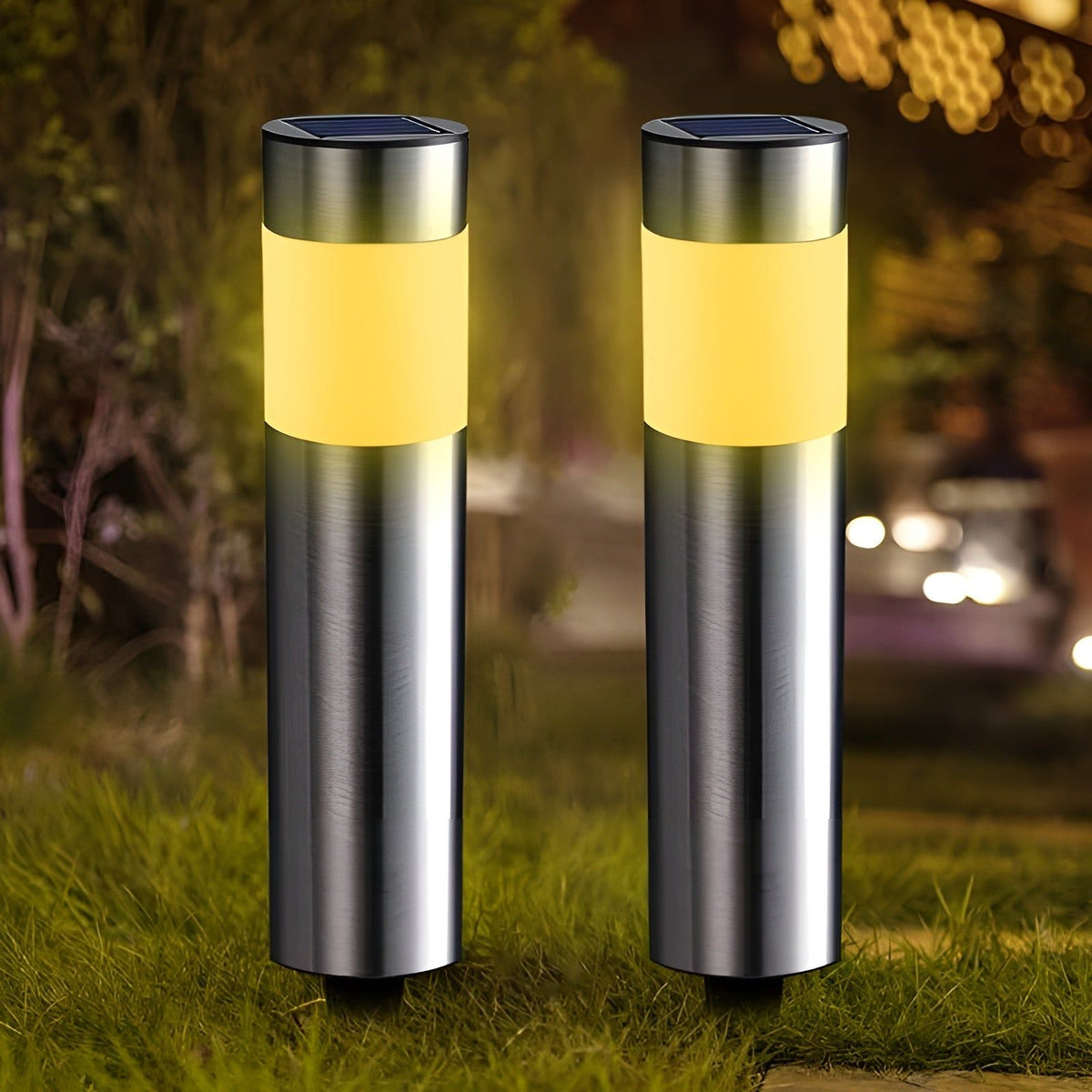 Zwei moderne Solarleuchten in Edelstahloptik mit gelbem Licht, freigestellt