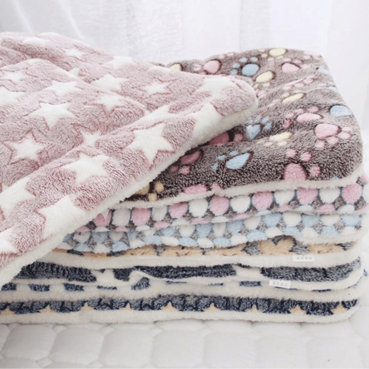 BowLift | Comfortable and Calming Cat Blanket A Variety Of Designs And Colors Are Available
