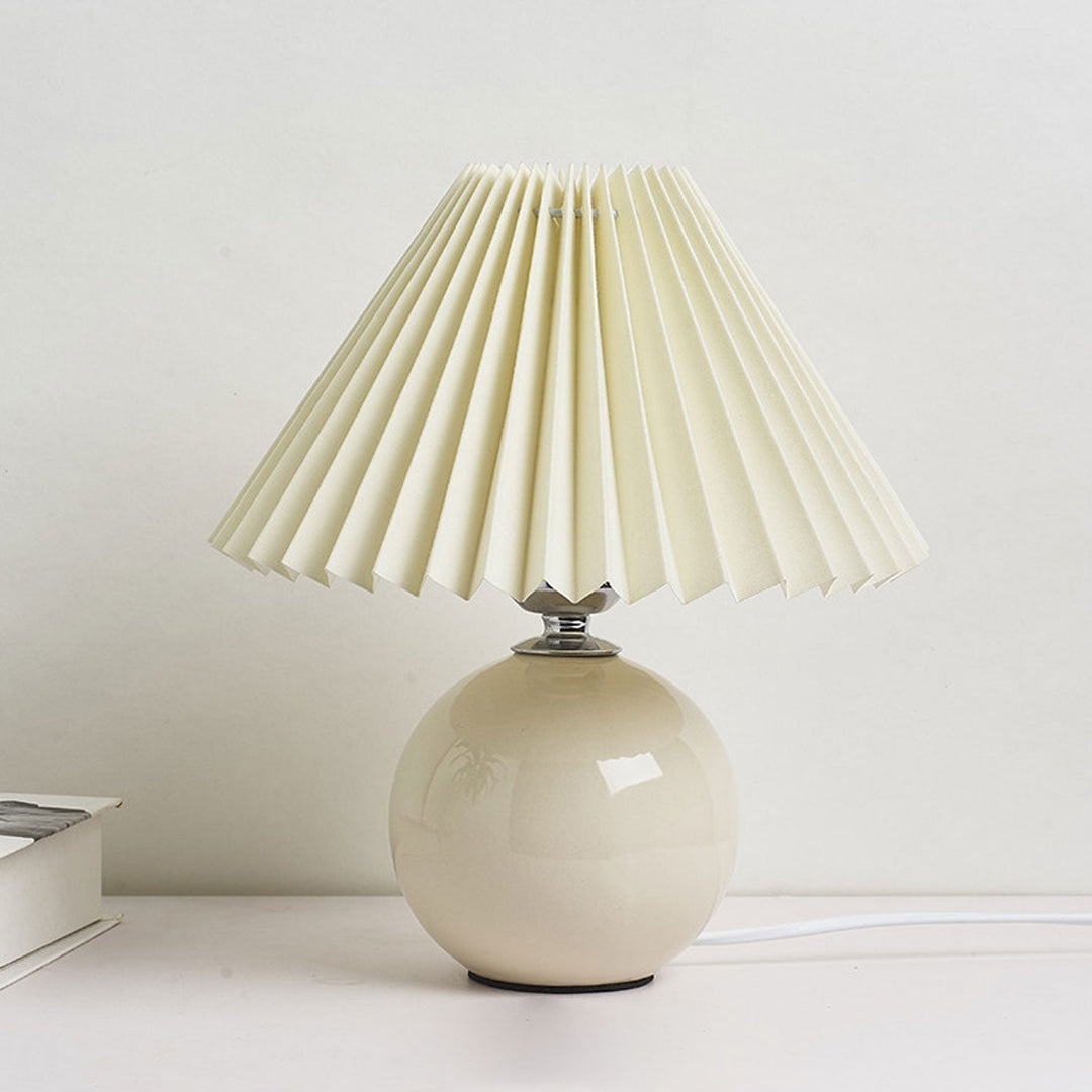 Nordic minimalist 1-light table lamp made of ceramic with pleats | Kalsten