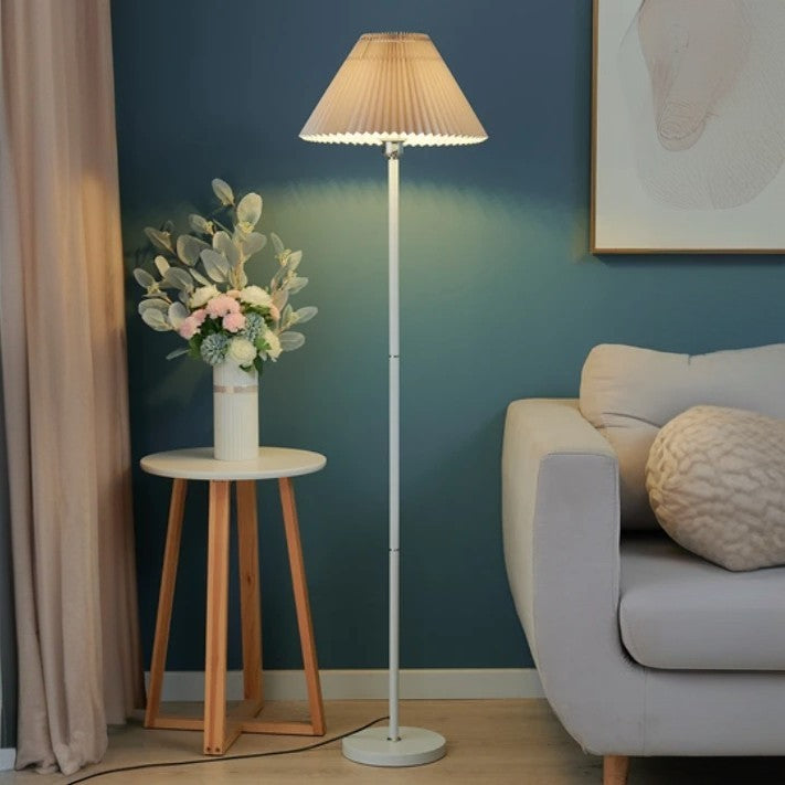 Wohnzimmer mit klassischer Stehlampe in Schwarz und beigem Lampenschirm