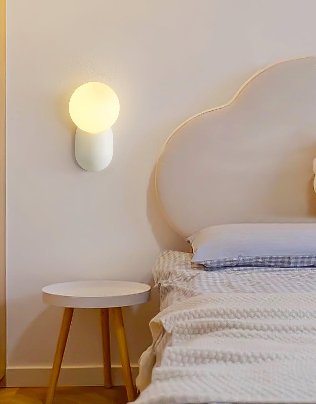 ChicGlow Resin Wall Lamp – Elegance and Energy Efficiency in One Kalsten