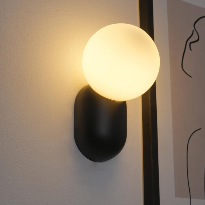 ChicGlow Resin Wall Lamp – Elegance and Energy Efficiency in One Kalsten