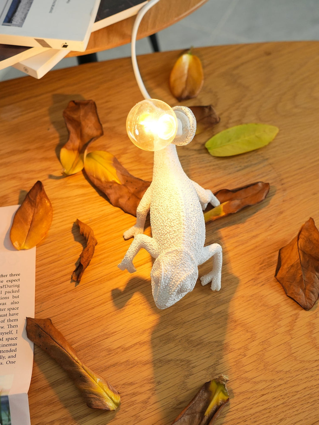 CamouGlow – Resin Table Lamp with Charming Chameleon Detail | Kalsten