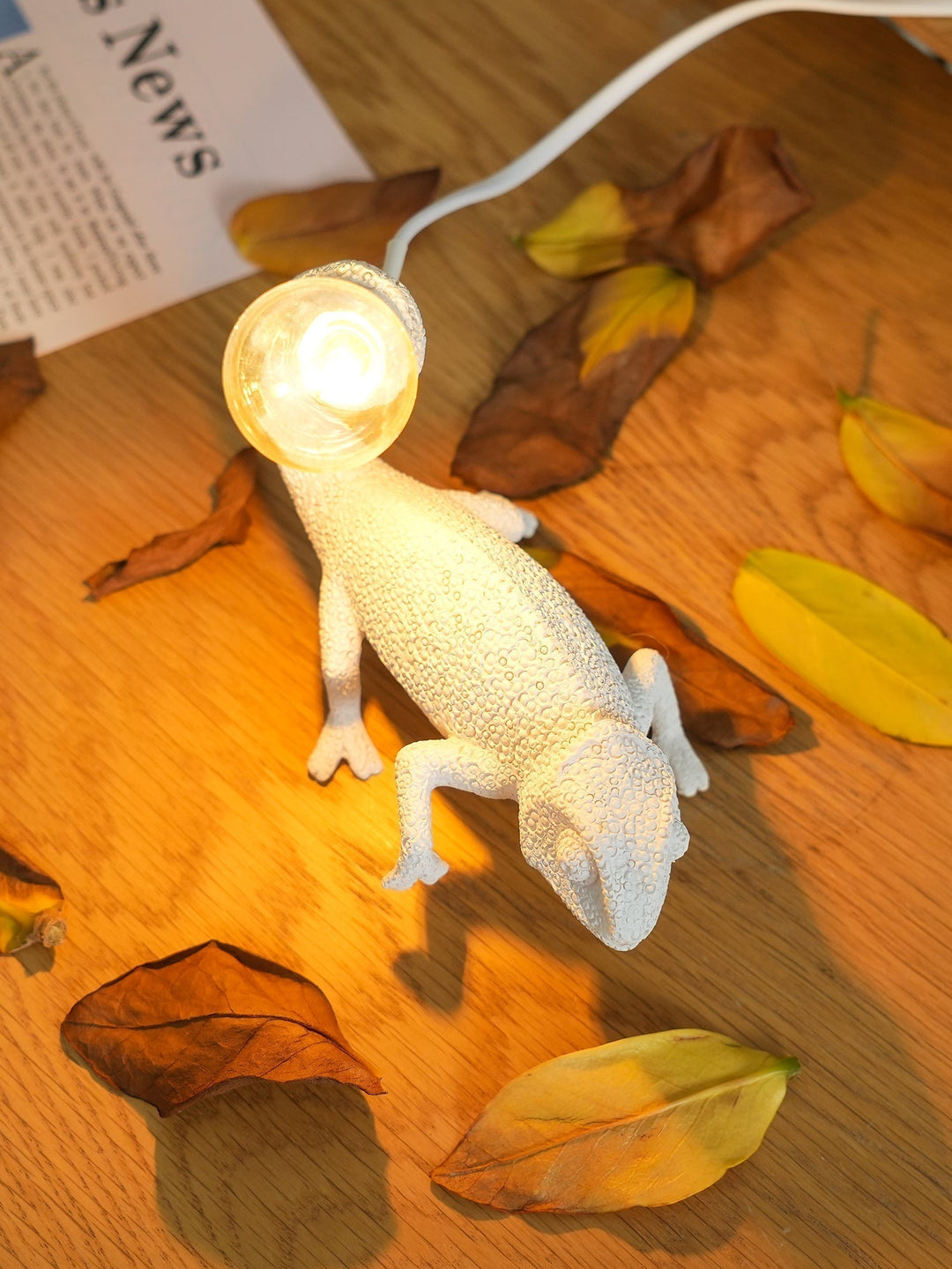 CamouGlow – Resin Table Lamp with Charming Chameleon Detail | Kalsten