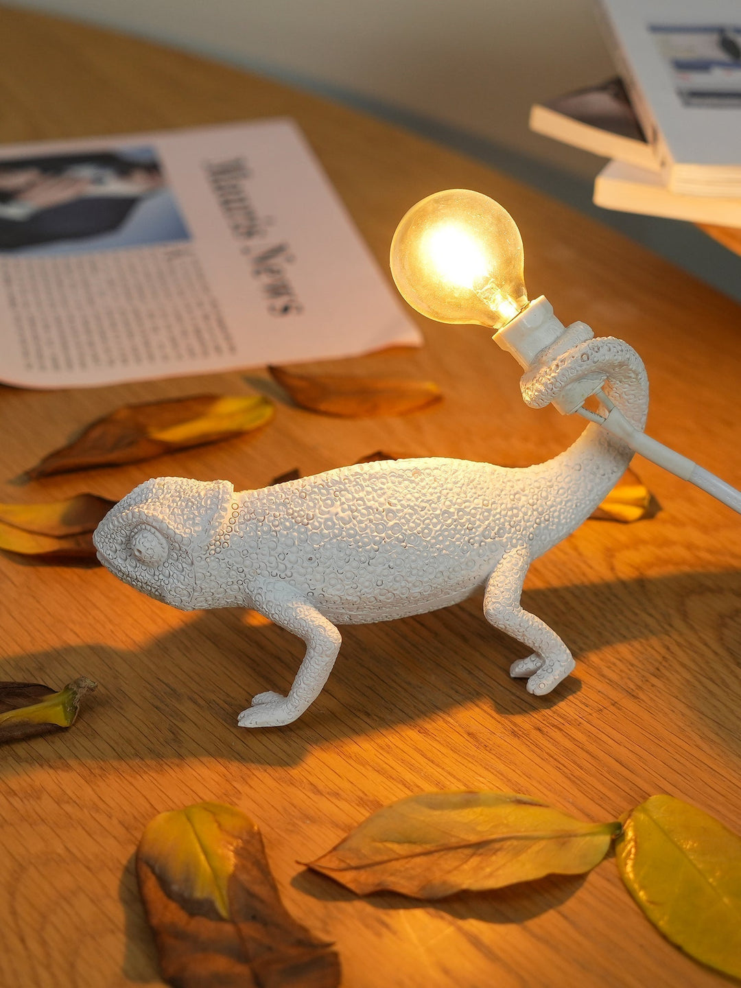 CamouGlow – Resin Table Lamp with Charming Chameleon Detail | Kalsten