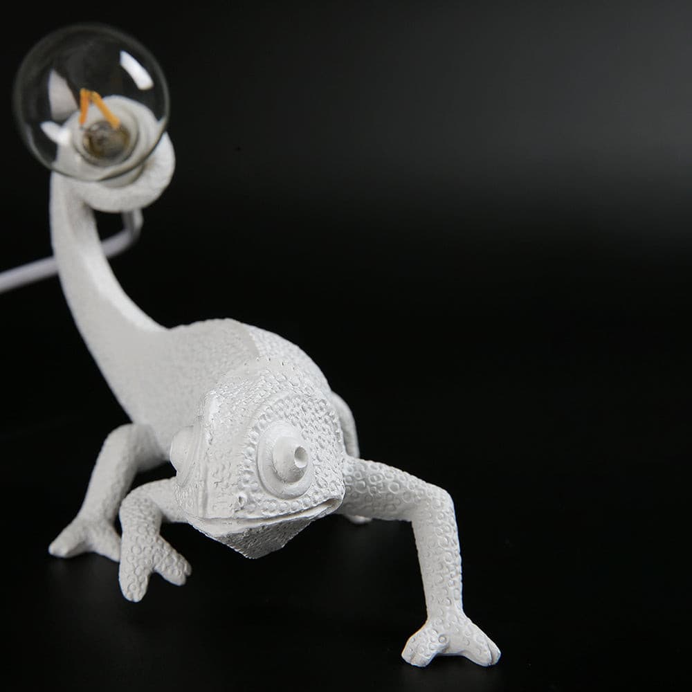 CamouGlow – Resin Table Lamp with Charming Chameleon Detail | Kalsten