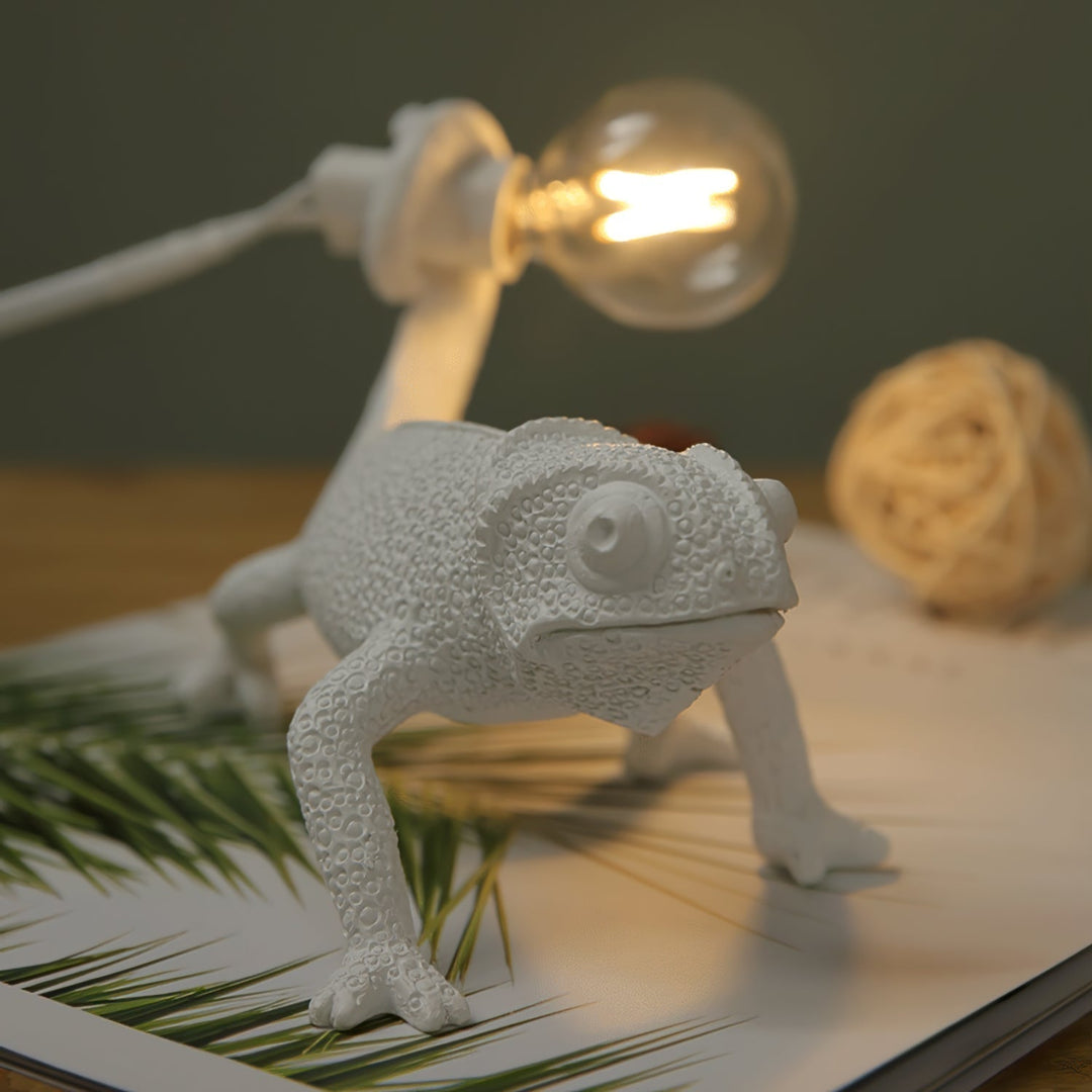 CamouGlow – Resin Table Lamp with Charming Chameleon Detail | Kalsten